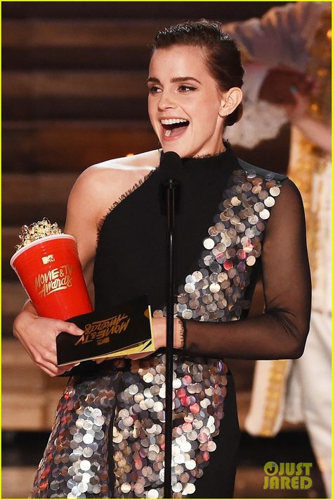 Emma Watson Wins Best Actor at MTV Awards, Celebates Diversity in Acceptance Speech (Video) Adam Devine, Photo Emma Watson, Famous Lifestyle, Photo Star, Mtv Awards, Laura Dern, Logan Lerman, Tv Awards, Mtv Movie Awards