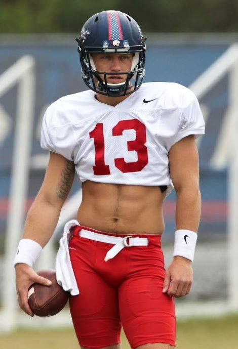 Football season is crop top season! Football Outfit, Cute Guy, Football Pants, Football Game Outfit, Football Gear, American Football Players, Football Outfits, Men In Uniform, Athletic Men