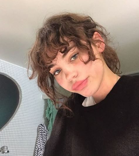 Haircut Trending, 2023 Haircut Trends, Wavy Bangs, Women Haircut, Curly Bangs, Wavy Curly Hair, Curly Hair Inspiration, Curly Hair With Bangs, Different Ideas