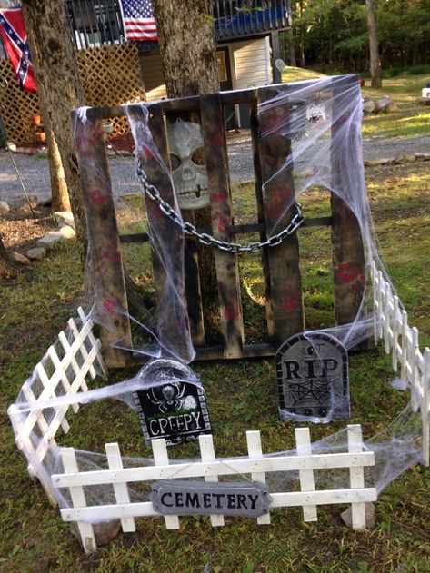 Halloween Pallet Ideas, Spooky Carnival, Pallet Halloween Decorations, Halloween Decorations Indoor Scary, Spooky Diy Halloween Decor, Pallet Halloween, Halloween Camping, Scary Halloween Decorations Diy, Dekorasi Halloween