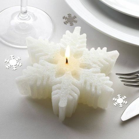 Candele a forma di fiocco di neve. Snowflake candles Floating Candles Halloween, Snowflake Candles, Winter Wedding Favors, Winter Wonderland Wedding, Snowflake Decorations, Candle Favors, Holiday Candles, Halloween Candles, Candle Dinner