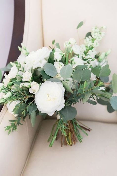 Modern Minimalist Green Wedding Ideas for The Simple + Chic Bride #greenerywedding #weddingbouquet #minimalistwedding Green Wedding Florals, Make Up Bride, Simple Wedding Bouquets, Greenery Wedding Bouquet, Purple Bridal Bouquet, Wedding Themes Summer, Spring Wedding Bouquet, Bridal Bouquet Fall, Roses Peonies