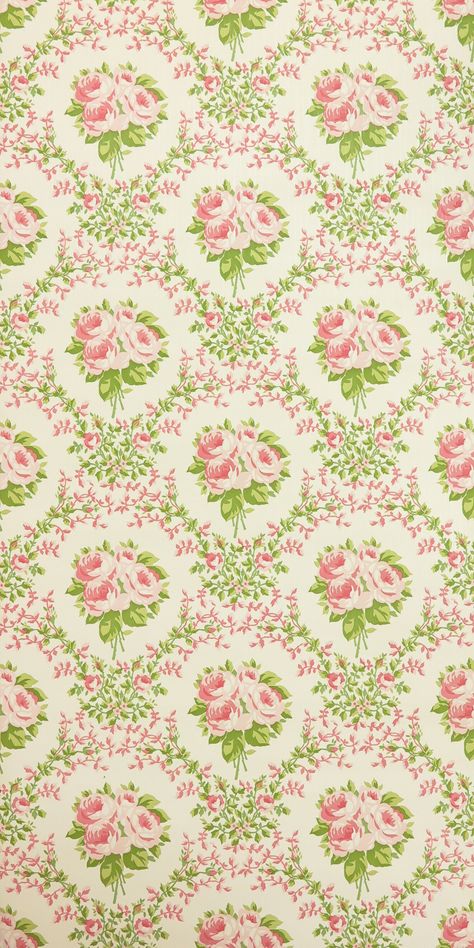 Very nice original vintage wallpaper from the 70s Pretty rose medallions are reminiscent of fabrics and decorations from the Biedermeier period.  The vinyl-coated paper is 100% lightfast, non-glossy, washable and of good quality This wallpaper is vinyl coated and therefore washable. Our wallpapers are all originals from the 1970s, some even older. No reprints, all real old! The wallpapers are all about 53.5cm wide. The wallpapers are sold per meter. If you put several meters in the shopping cart Fun Pink Wallpaper, 1950s Wallpaper, Patchwork Wallpaper, Vintage Wallpaper Patterns, Vintage Floral Wallpaper, Shabby Chic Wallpaper, Floral Wallpapers, Gold Wallpaper Background, Vintage Floral Wallpapers