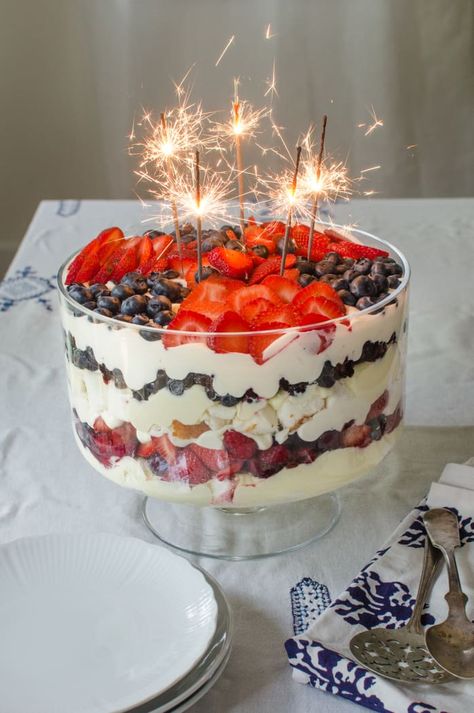 Red White And Blue Trifle, English Trifle, Trifle Dessert Recipes, Trifle Recipes, Christmas Trifle, Strawberry Trifle, Berry Trifle, July Desserts, Homemade Pudding