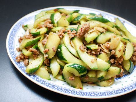 Cucumbers might make you think of salads and pickles, but they're excellent as the main ingredient in stir fries as well. Exposed to the wok's intense heat, they become silky smooth with a juicy, meaty bite. In this easy recipe, they're paired with spicy ground pork. Recipe Beets, Asian Ground Beef Recipes, Fried Cucumbers, Wok Recipes, Ground Pork Recipes, Thai Salad, Marinated Pork, Cucumber Recipes, Ground Beef Recipes Easy