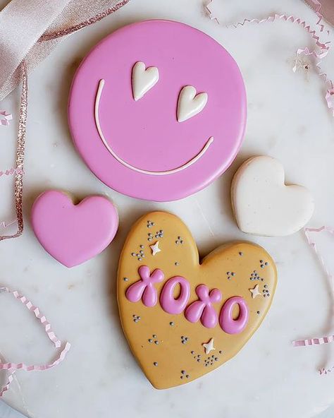 Pink Smiley Face Cookies, Heart Royal Icing Cookies, Cute Sugar Cookies Designs, Preppy Cookies, Cute Sugar Cookies, Smiley Cookies, Smile Cookies, Origami Projects, Valentine Sugar Cookies