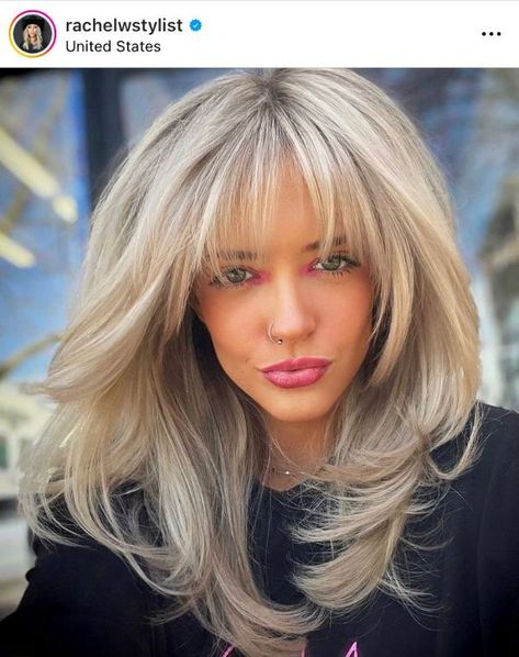 Butterfly Haircuts, Cool Butterfly, Butterfly Haircut, Silver Blonde Hair, Haircuts For Medium Length Hair, Blonde Hair With Bangs, Bangs With Medium Hair, Hairstyles For Layered Hair, Haircuts For Medium Hair