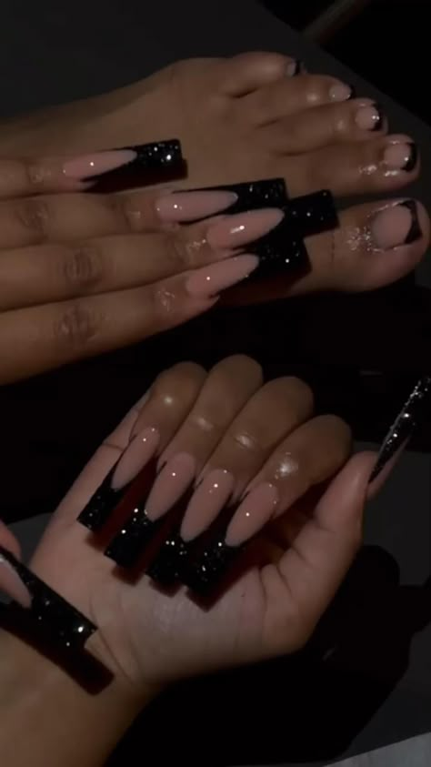 There's a new beauty trend taking over Instagram and it's absolutely stunning. Say hello to "quartz nails". Black Prom Nails, Long Black Nails, Black Toe Nails, Black Acrylic Nail Designs, Quartz Nails, Black Acrylic Nails, Acrylic Nail Set, Colored Acrylic Nails, Long Acrylic Nails Coffin