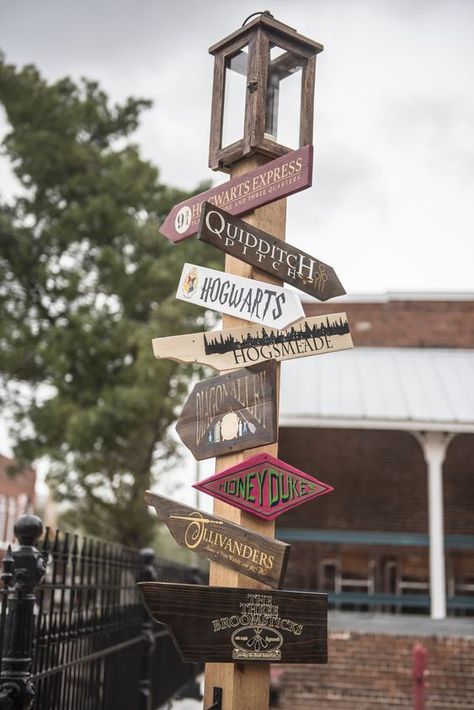 Harry Potter Wedding Ideas To Charm Your Guests | weddingsonline Harry Potter Directional Signs, One Direction Wedding, Harry Potter Wedding Reception, Harry Potter Wedding Ideas, Harry Potter Film Locations, Hey Stephen, Harry Potter Bridal Shower, Harry Potter Wedding Theme, Festa Harry Potter