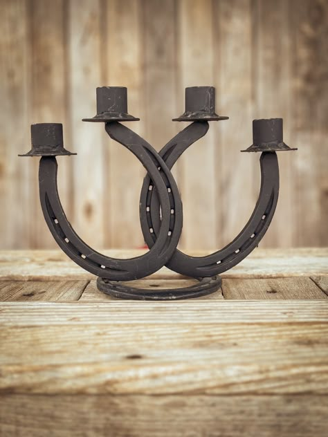 Handmade Diy Horseshoe Decor, Horseshoe Projects Welding, Horse Shoes Crafts, Horseshoes Crafts, Horseshoe Welding, Welding Projects To Sell, Horseshoe Decorations, Equine Decor, Horseshoe Ideas