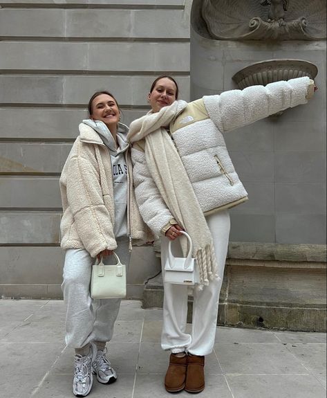 Puffer Jacket Outfit Biege, Big White Jacket Outfit, White Puffer Outfit Winter, Winter Padding Outfit, Cream Puffer Jacket Outfit Winter, White Oversized Jacket Outfit, Chunky Jacket Outfit, White Padded Jacket Outfit, Elegant Puffer Jacket