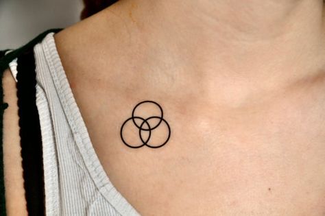 A minimalist interlocking circles temporary tattoo. Circle Tattoo Meaning, Colorful Butterfly Tattoo, Minimal Tattoo Design, Circle Tattoo, Circle Tattoos, Sibling Tattoos, Geometry Tattoo, Geometric Tattoo Design, Small Tattoos Simple