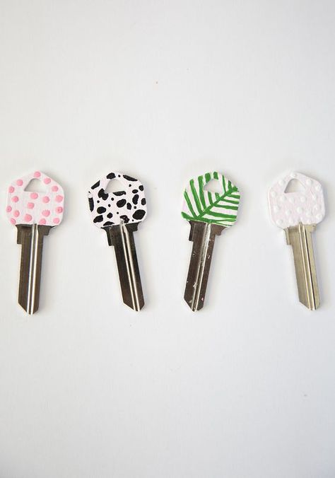 DIY CHIC PAINTED KEY TOPS | Best Friends For Frosting Key Decorations Diy, Keys Decor Ideas, Pin Painting, Diy Cars, Carcase Iphone, Key Diy, Paint Keys, Key Decorations, Kerajinan Diy