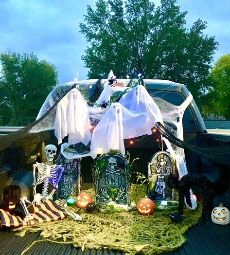 Trunk Or Treat Truck Bed, Trunk Or Treat Ideas, Treat Ideas, Fall Halloween Decor, Halloween School, Trunk Or Treat, School Kids, Halloween Props, Truck Bed