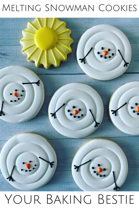 Snowman Cookies Decorated Circle Snowman Cookies, Minimalist Christmas Cookies, Cookie Decorating Simple, Easy Circle Cookie Designs, Royal Icing Cookies Designs Circle, Decorated Round Cookies, Snowflake Decorated Sugar Cookies, Decorated Circle Cookies, Winter Decorated Cookies