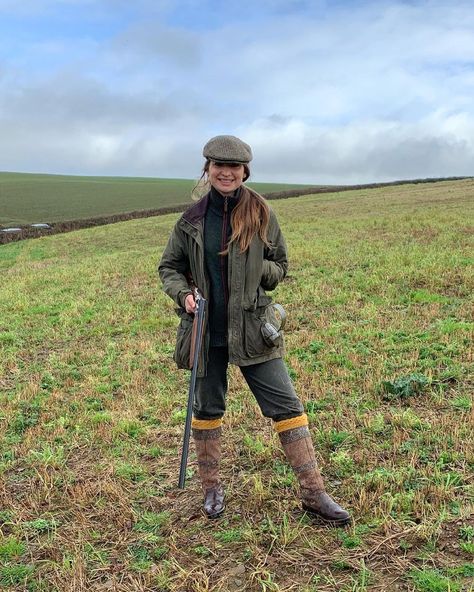 Becky 🌾 on Instagram: “Throwing it back this morning, to some happy times in the field 💥 I wonder what this coming season will look like?🤞🏼 Gifted:…” Countryside Outfit, British Country Style, Countryside Fashion, England Countryside, Country Summer, British Country, Irish Countryside, Farm Clothes, Preppy Men