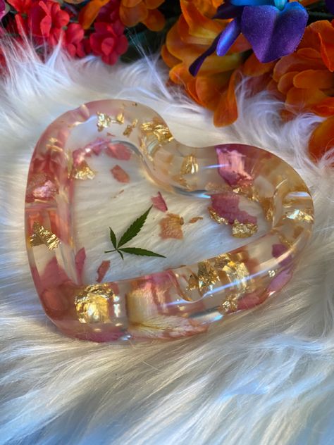 Resin Crafts Aesthetic, Girly Ashtray, Resin Ashtray Ideas, Ashtray Aesthetic, Aesthetic Ashtray, Diy Ashtray, Custom Ashtray, Glass Pipes Girly, Resin Ashtray