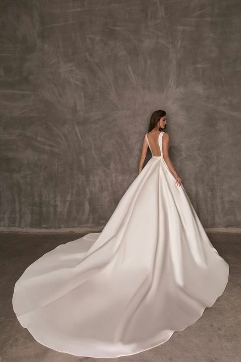 Elegant Wedding Dress Ballgown, Chic Bridal Dress, Wedding Dress Low Back, Long Train Wedding Dress, Classy Wedding Dress, Wedding Dress Ideas, Stylish Wedding Dresses, Wedding Dress Guide, Pretty Wedding Dresses