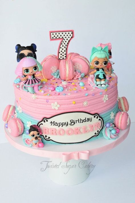 Lol Dolls And Macarons LOL dolls are toys. Buttercream, macarons and lots of sprinkles! Cake Rectangle, Surprise Birthday Cake, Bolo Panda, Lol Doll Cake, 7th Birthday Cakes, 7th Birthday Party Ideas, 6th Birthday Cakes, Surprise Cake, Funny Birthday Cakes