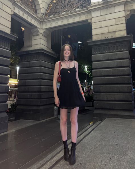 Dress For Concert Night, Dark Red Bag Outfit, Black Slip Dress Outfit Night, Red Shoulder Bag Outfit, Slip Dress Outfit Night, Black Slip Dress Outfit, Mini Bag Outfit, Red Bag Outfit, Shoulder Bag Outfit