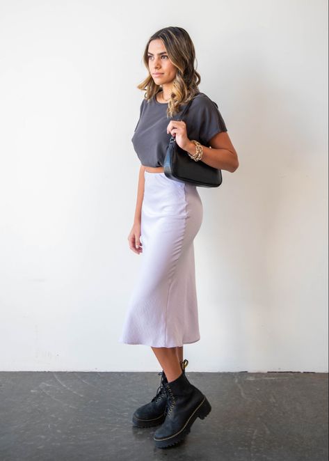 gray cropped tee with lavander mid skirt, matched with doc martens Denim Midi Skirt Doc Martens, Tee With Skirt, Doc Martin Outfits, Mid Skirt, Casual Skirt Outfits, Denim Midi Skirt, Grey Tee, Skirt Outfit, Cropped Tee