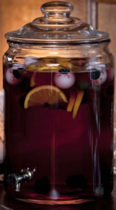 skeleton sangria Halloween Drink Recipes, Punch Halloween, Buffet Halloween, Best Sangria Recipe, Halloween Recipes Drinks, Halloween Punch Recipes, Halloween Buffet, Postres Halloween, Recetas Halloween