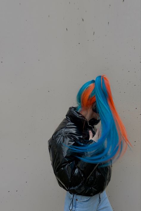 Crazy Hair Dye Ideas, Orange And Blue Hair, Blue And Orange Hair, Crazy Hair Color Ideas, Creative Hair Color Ideas, Crazy Hair Colors, Split Dyed Hair, Dip Dye Hair, Rainbow Hair Color