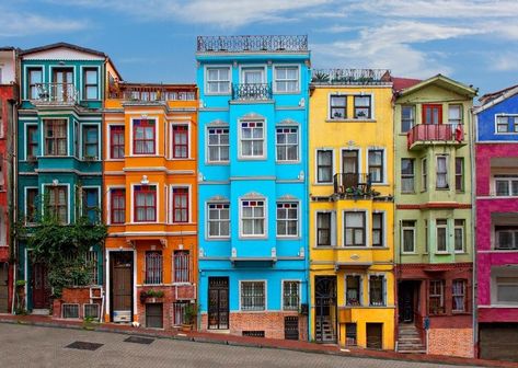 Slope House, Amsterdam Houses, Istanbul Travel, Colorful Places, Street House, Colourful Buildings, Instagrammable Places, House Portraits, Urban Sketching