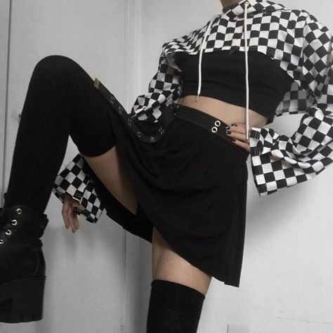 E Girl Outfits, Rock Punk, Hoodie Outfit, Goth Outfits, Grunge Style, Dark Fashion, Edgy Outfits, Grunge Fashion, Grunge Outfits