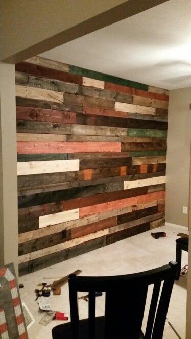 Multi colored stained pallet wall Multi Stained Wood Wall, Reclaimed Wood Accent Wall, Wall Stains, Pallet Wall Decor, Garage Pergola, Pallet Walls, Stain On Pine, Wall Planks, Pine Walls