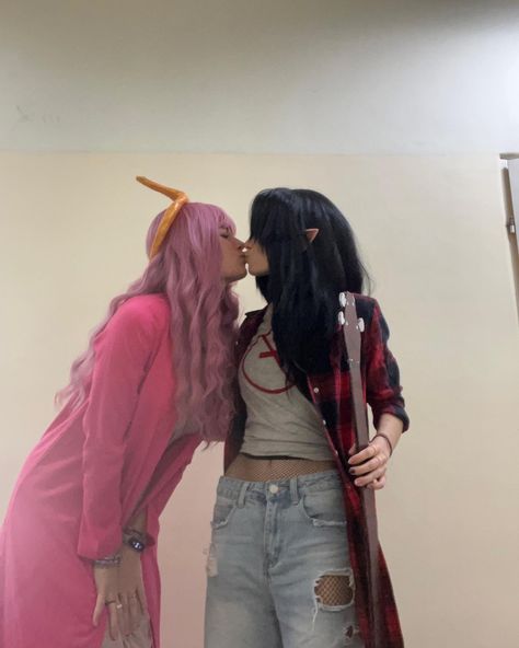 Advrnture time Pb And Marceline Cosplay, Couples Duo Costumes, Pb And Marceline Costume, Ideas For Costumes For Women, Scary Costumes Halloween, Bubble Gum And Marceline Costume, Marceline And Princess Bubblegum Halloween Costume, Princess Bubblegum And Marceline Cosplay, Marceline And Bubblegum Cosplay