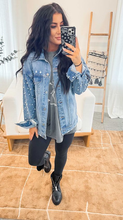 Very Distressed Jeans Outfit, Chelsea Deboer Style Winter, Chelsea Houska Fashion, Black Denim Overalls Outfit Winter, Shopping Outfit Plus Size, Hunted House Outfit, Outfits For Spring For Women, Fall Hair Stylist Outfits, Hairstylist Outfits Summer