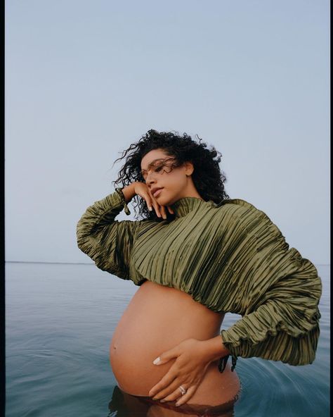 Hannah Fallis Bronfman’s Instagram photo: “I hope you're not sick of the bump yet because I have so many pregnancy shots I will be sharing over the next couple of weeks as we near…” Pregnancy Slay, Hannah Bronfman, Black Motherhood, Pregnancy Belly Photos, Belly Photos, Maternity Photoshoot Outfits, Maternity Photography Poses, Beach Maternity, The Bump