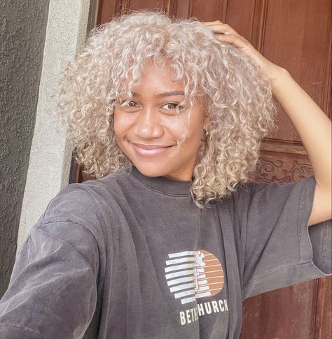 Ig: @ajani-reign Ice Blonde Curly Hair, Blonde Curly Hair Natural, White Afro, Blonde Afro, Hair Braid Designs, Curly Afro Hair, Highlights Curly Hair, Blonde Moments, Curly Blonde