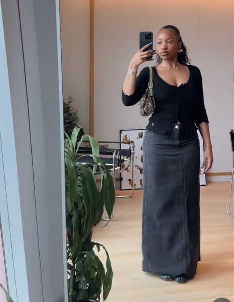 Modest Outfits Black Women Winter, Black Skirt Long Outfit, Grey Maxi Skirt Outfit, Maxi Skirt Outfit Winter, Maxi Denim Skirt Outfit, Jean Skirt Black, Bags Y2k, High Waisted Jean Skirt, Modest Clothes