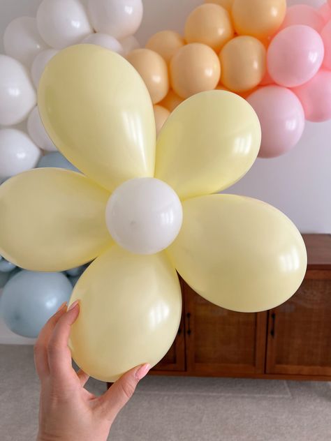 How to Make a Balloon Flower- Balloon Daisy DIY - traditionallycozy.com Diy Daisy Balloon Garland, Balloon Daisy Diy, Flower Ballons Ideas, How To Make Flowers Out Of Balloons, Diy Flower Balloons, Flower Balloons Decorations, Ballon Flower Tutorial, Flower Bday Party Ideas, How To Make Flower Balloons