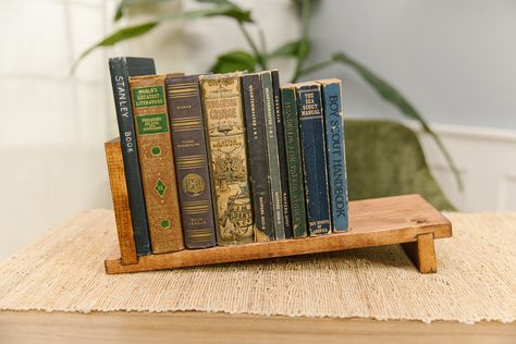 DIY Tabletop Bookshelf - Home Improvement Projects to inspire and be inspired | Dunn DIY | Seattle Desktop Bookshelf Diy, Diy Small Bookshelf, Tabletop Shelves, Small Bookshelf Ideas, Woodworking Diy Gifts, Diy Bookshelf Plans, Tabletop Bookshelf, Desk Stuff, Diy Tabletop