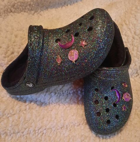 Glitter Crocs, Crocs With Charms, Croc Accessories, Charms Crocs, Crocs Ideas, Mama Style, Brighton Jewelry, Croc Charms, Glass Slipper