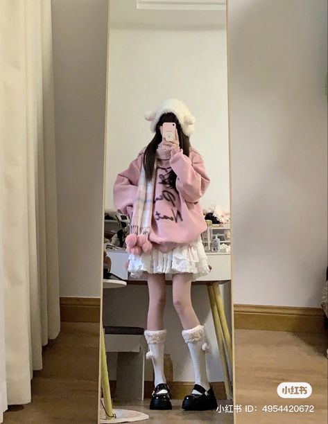 Skirt Oversized Sweater, Outfits With White Skirt, Pink Scarf Outfit, Layered Lace Skirt, Pink And White Outfit, Pink Sweater Outfit, Oversized Sweatshirt Outfit, White Oversized Sweater, Pink Oversized Sweater