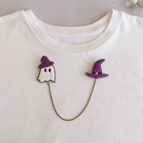 🧙🏼‍♀️Bring the spirit of Halloween to your outfit with this enchanting chain collar brooch! 🪄 Crafted with embroidery techniques, this design features a cute ghost on one side and a stylish witch hat on the other. 👻🧙🏼‍♀️ Connected by a 20 cm chain, this brooch set is perfect for adding a playful and mystical touch to your style.🪄 ✨ Available in StarryNeedleWork Etsy shop ✨ ETSY shop link is in my bio ✈️ Worldwide Shipping #ghostbrooch #chaincollar #halloweenbrooch #halloweengift #fallo... Spooky Embroidery, Embroidered Ghost, Embroidery Halloween, Collar Brooch, Hat Brooch, Chain Collar, Halloween Accessories, Brooches Handmade, Halloween Ghost