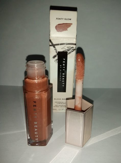 Fenty Beauty Fenty Glow, Fenty Glow Lipgloss, Fenty Beauty Lip Gloss, Concert Makeup, Makeup For Black Skin, Beauty Vitamins, Ethereal Makeup, Makeup Obsession, Makeup Items