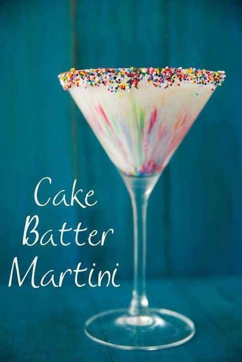 Cake Batter Martini, Glace Fruit, Cake Vodka, White Chocolate Liqueur, Chocolate Liquor, Drink Bar, Chocolate Liqueur, Delicious Drink Recipes, Cocktails Bar