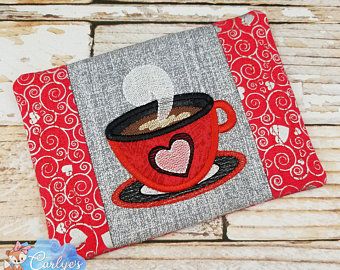 Rug Embroidery, Christmas Mug Rugs, Mug Rug Tutorial, Mug Rug Patterns, Rug Patterns, Placemats Patterns, Coffee Heart, Machine Embroidery Projects, Valentines Mugs