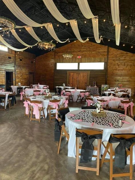 Cowgirl Snack Table, Cow Print Centerpiece Ideas, Cow Print 18th Birthday Party, Pink Cow Print Birthday Party Ideas, Pink Western Party Decorations, Cowgirl Table Decorations, Cowgirl Centerpieces, Cowgirl Birthday Party Decorations, Cow Baby Shower Theme