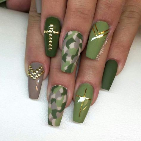 . Camo Acrylic Nails, Military Nails, Camo Nail Art, Army Nails, Camouflage Nails, Nail Art Noel, Camo Nails, Green Acrylic Nails, Green Nail Designs