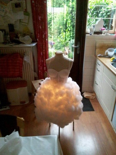 Dress I made from a korset, chickenwire, lights and the inside of a whole lot of pillows. Cloud Dress Costume, Cloud Outfit, Tulle Dress Diy, Junk Couture, Cloud Project, Best Costume Ideas, Rain Costume, Bubble Costume, Witches And Warlocks