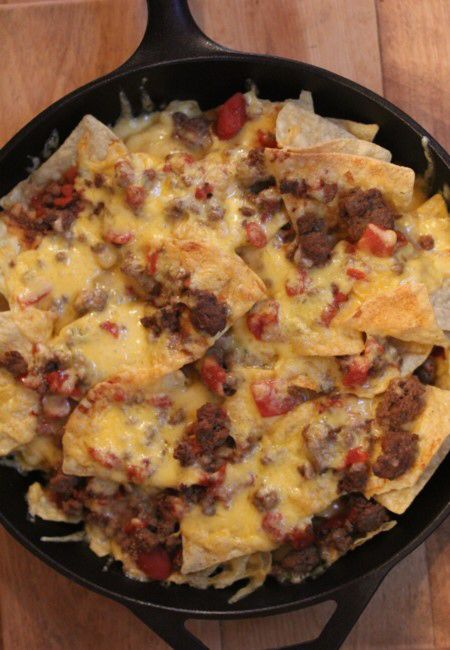 Nachos Chili And Cheese, Chilli Cheese Nachos Recipes, Chilli Cheese Nachos, Leftover Chili Ideas What To Do With, Chili Leftover Ideas, Freezer Chili, Chili Cheese Nachos, Chili Nachos, Cheese Nachos