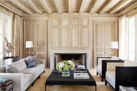 Walls paneled in white oak, Design: Liz Hand Woods Architecture Lifestyle, Interior Design Photography, Custom Furniture Design, Modern Fireplace, Wood Interiors, Contemporary Interior Design, Fireplace Design, A Living Room, Apartment Interior