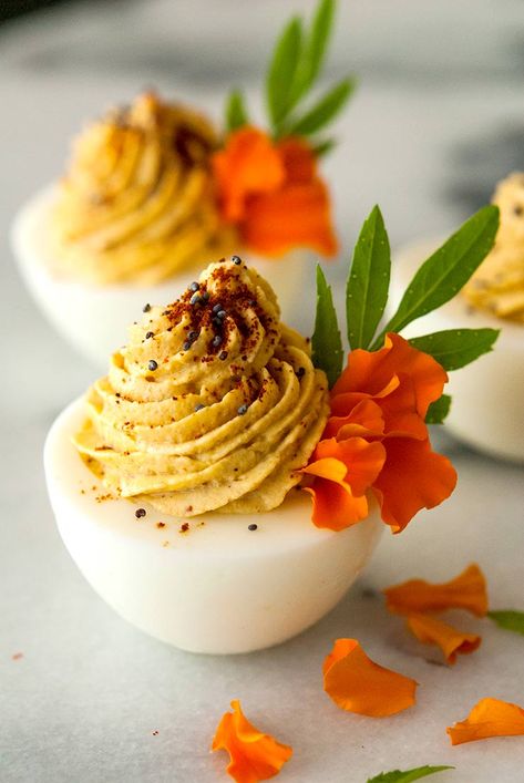 Spicy Deviled Eggs with Chipotle Autumn Cocktail, Spicy Deviled Eggs, Easter Deviled Eggs, Traditional Thanksgiving Dinner, Thanksgiving Menu Ideas, Chipotle Chili, Christmas Dinner Party, Deviled Eggs Recipe, Eggs Recipe