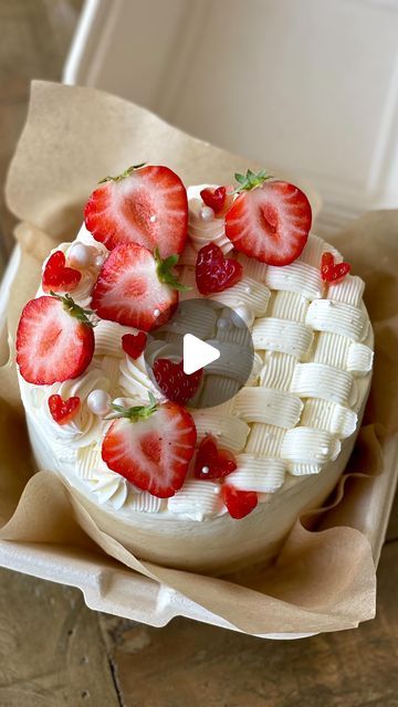 Cute Strawberry Cake Aesthetic, Strawberry Bento Cake Design, Strawberry Cake Designs, Strawberry Bento Cake, Strawberry Decorated Cake, Strawberry Cake Aesthetic, Cottagecore Strawberry, Lunchbox Cake, Cake Bento